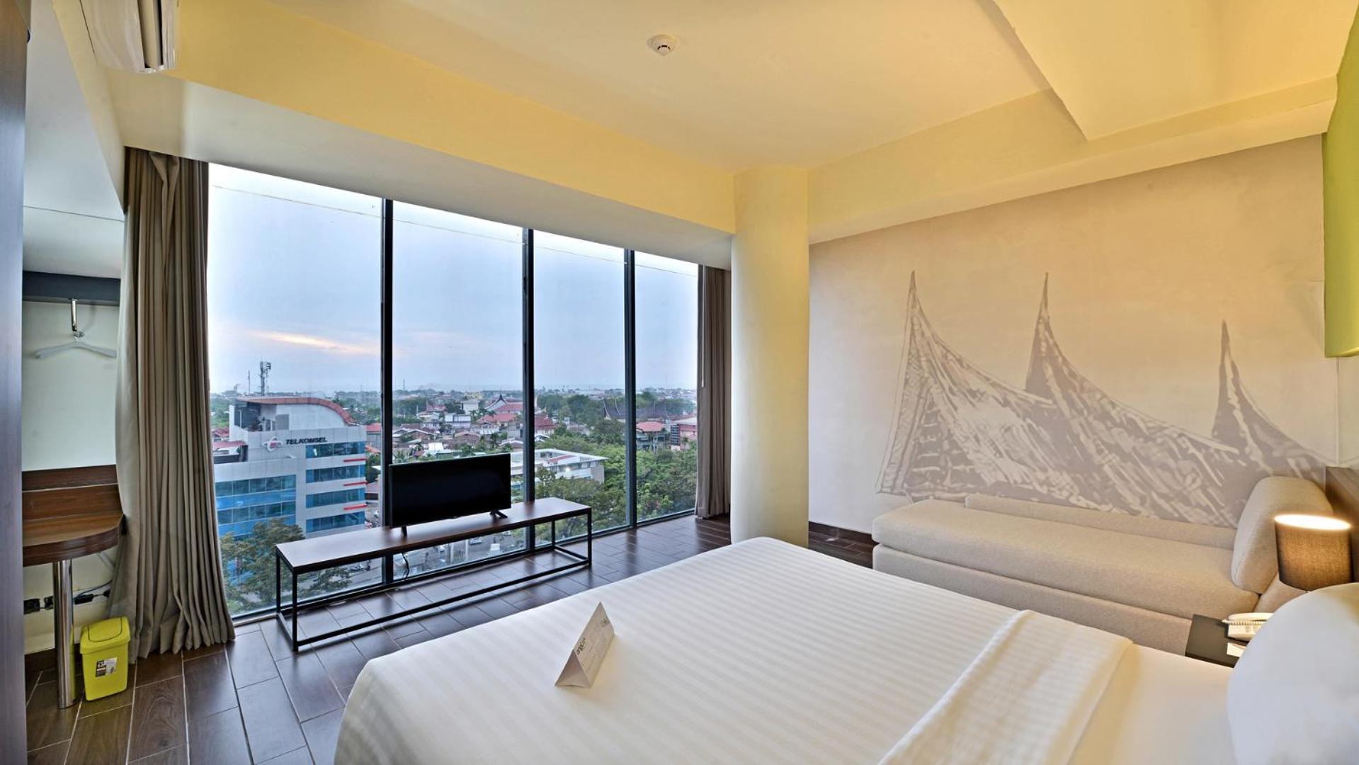 Whiz Prime Hotel Khatib Sulaiman Padang Екстер'єр фото