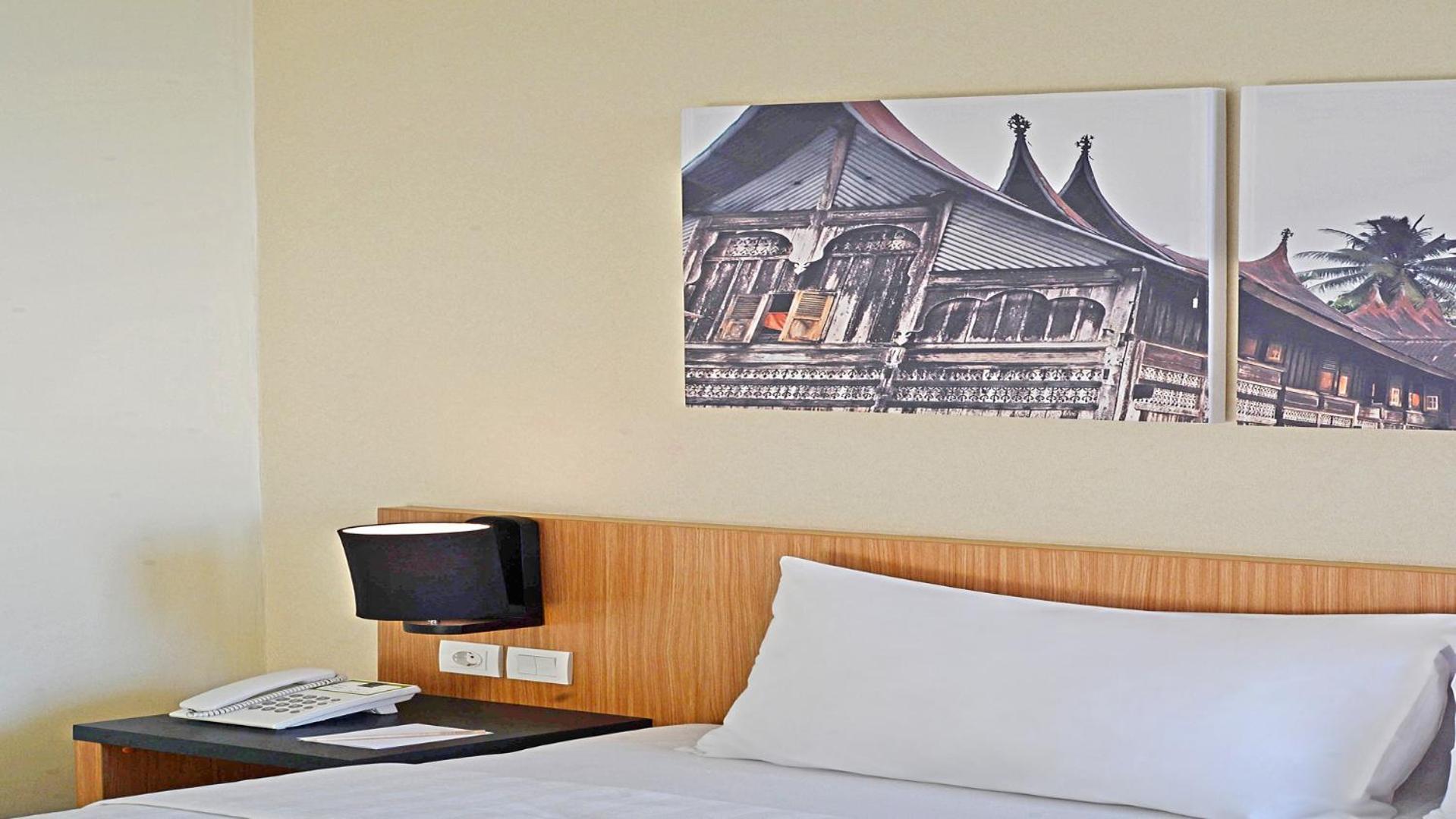 Whiz Prime Hotel Khatib Sulaiman Padang Екстер'єр фото
